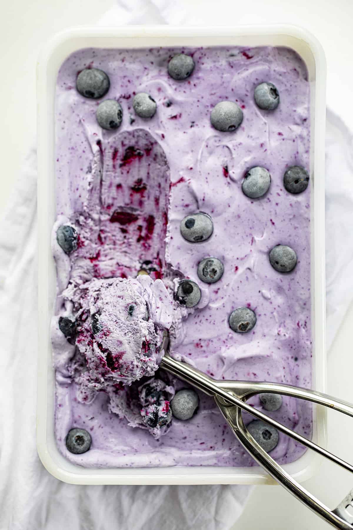 与蓝莓No-Churn冰淇淋勺放在冰淇淋从开销。