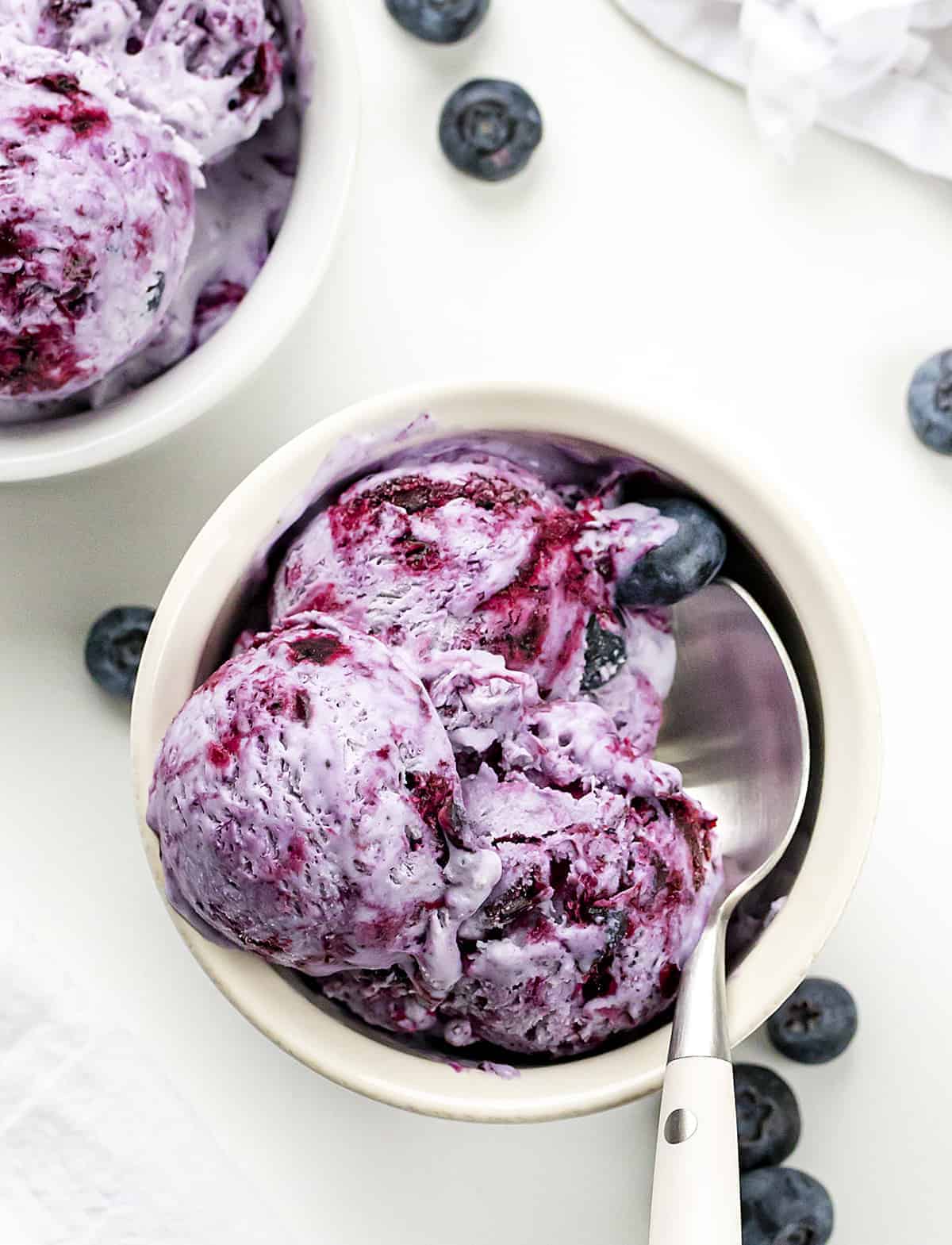两碗蓝莓No-Churn冰激凌勺子从开销。
