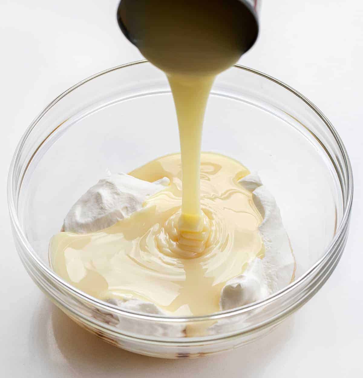 甜炼乳涌入碗没有生产冰淇淋冰淇淋配方- 4成分