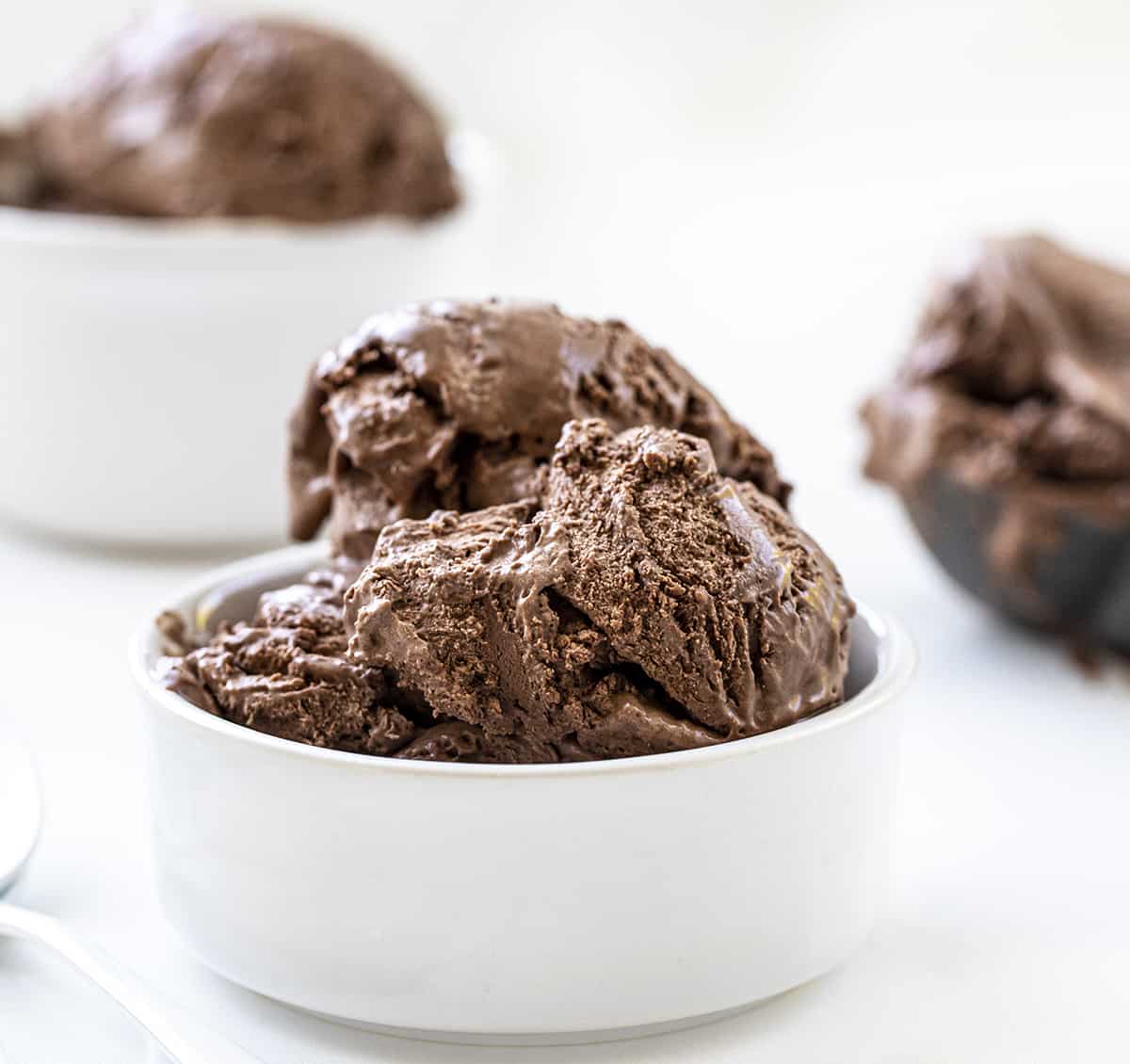 碗简单的巧克力冰淇淋柜台上白色。