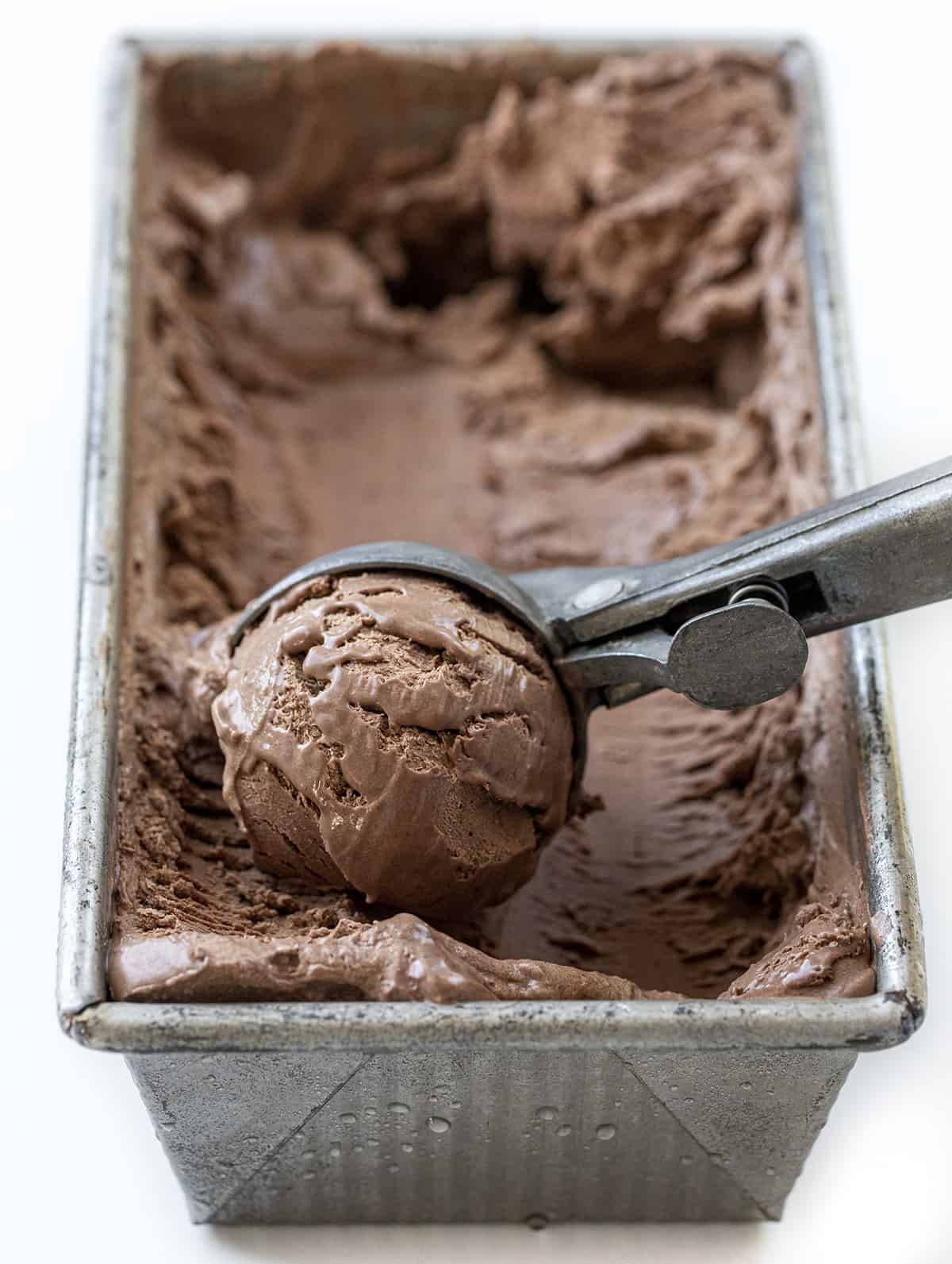 锅里一勺no-Churn巧克力冰淇淋在前面显示纹理。