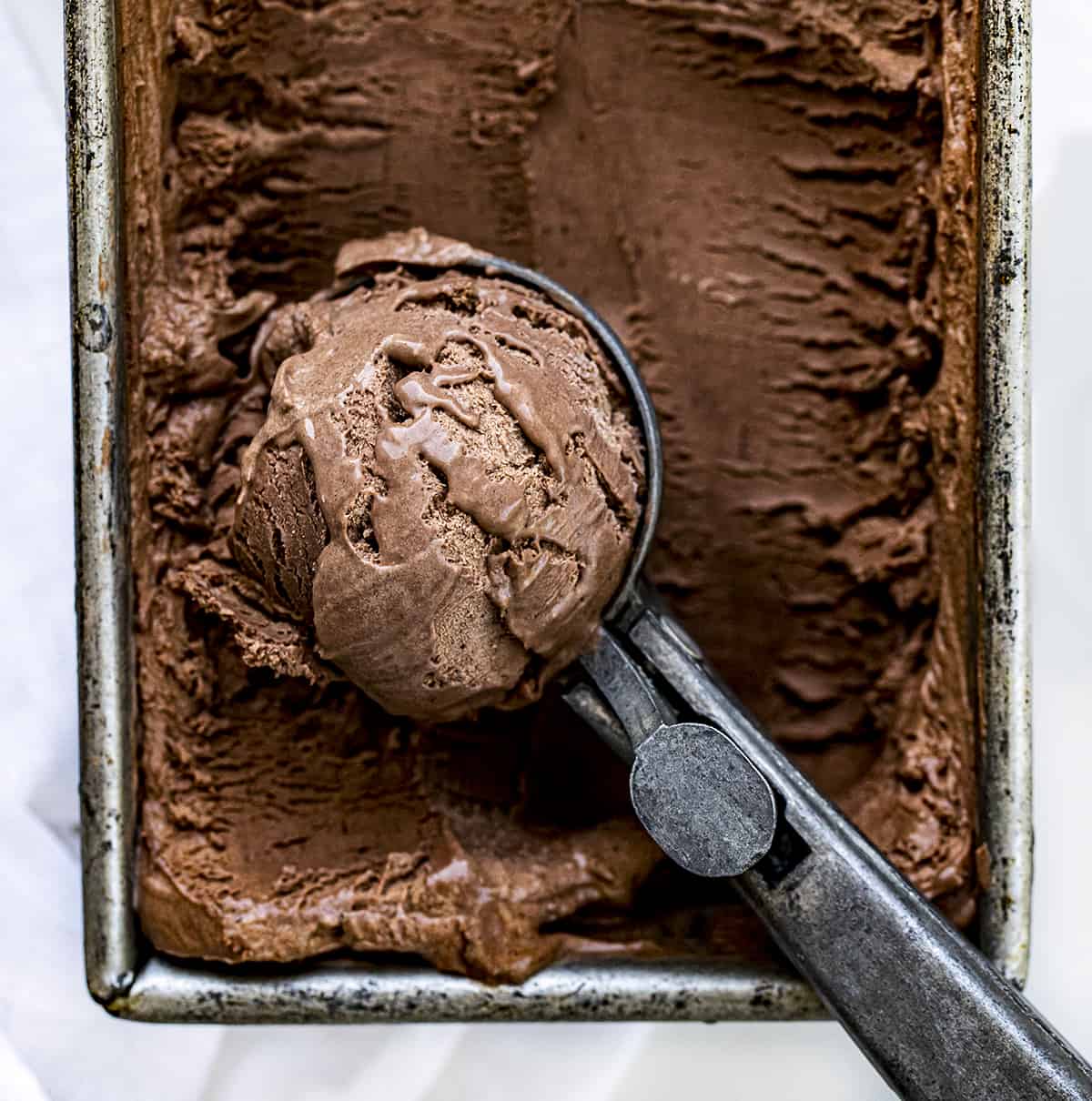 非常接近的一勺No-Churn巧克力冰淇淋。