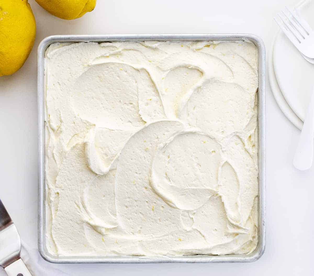 一盘柠檬蛋糕，上面有柠檬奶油糖霜。