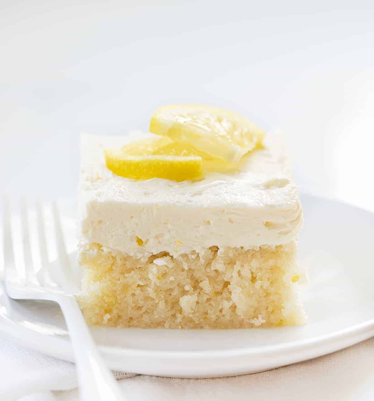 一块柠檬蛋糕，白色盘子，白色叉子。