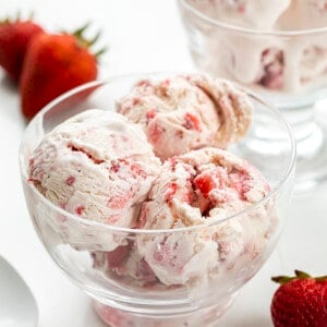 碗No-Churn草莓冰淇淋和新鲜的草莓在柜台上。甜点,冰淇淋,冰淇淋的食谱,没有生产冰淇淋、草莓冰淇淋、甜点,夏天没有烤甜点,我是贝克,iambaker。