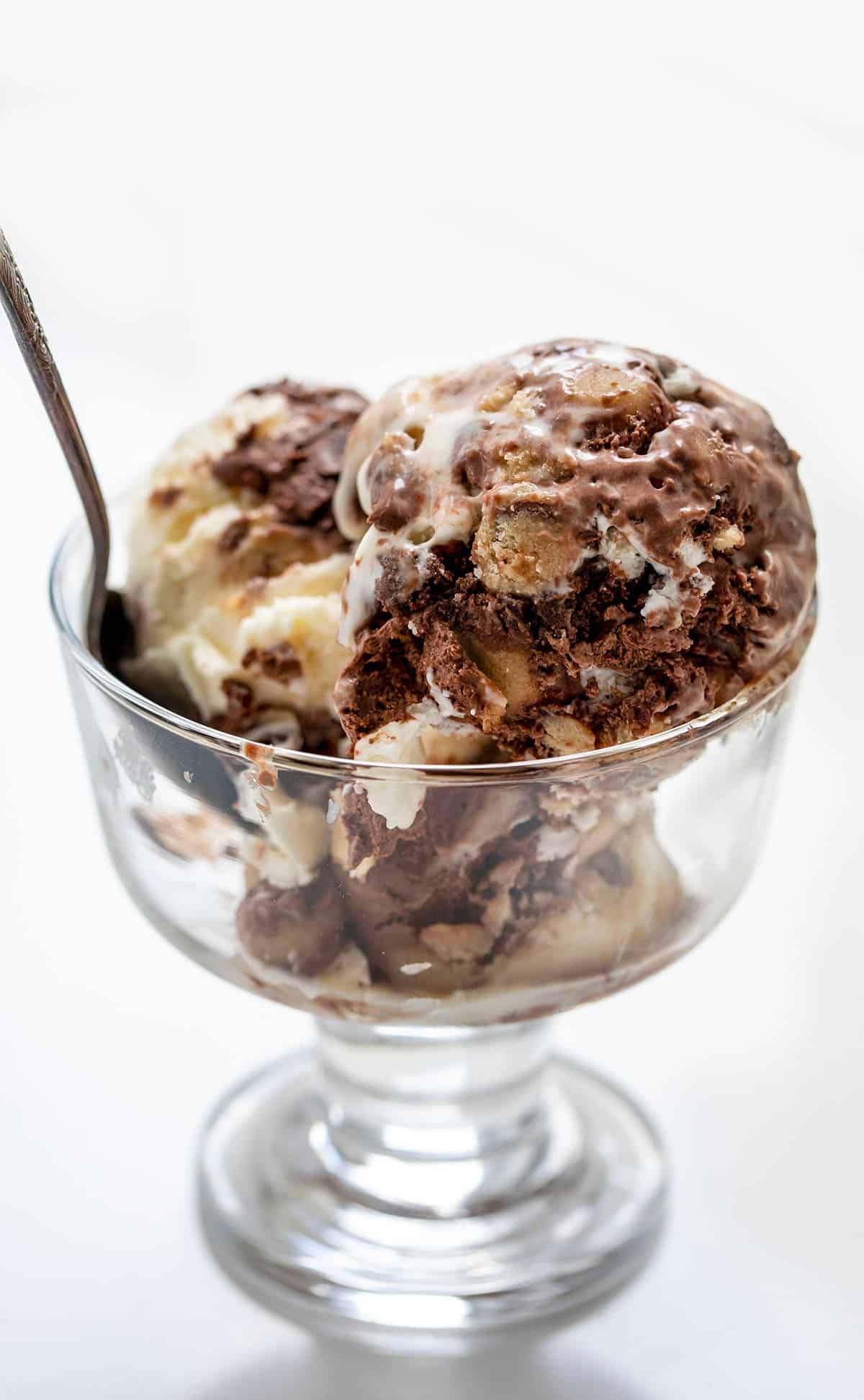 在玻璃碗里放一勺饼干面团布朗尼冰淇淋。