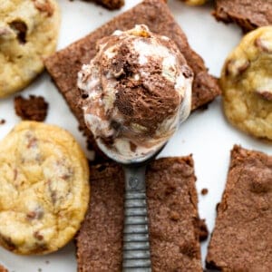 勺饼干面团巧克力蛋糕冰淇淋蛋糕,饼干面团。