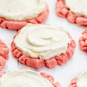 粉红丝绒糖饼干与简单的瑞士蛋白霜。