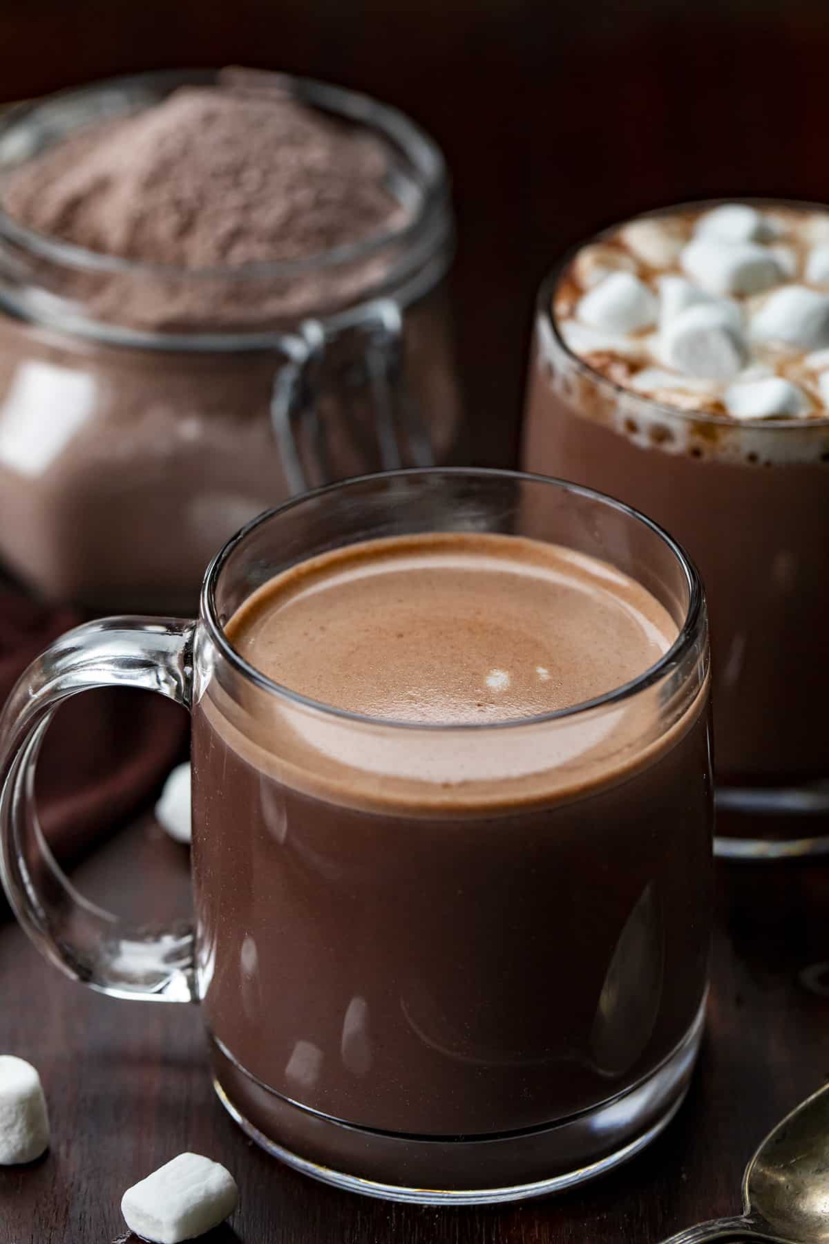 杯热巧克力准备由自制的热可可混合罐的混合物在后台。
