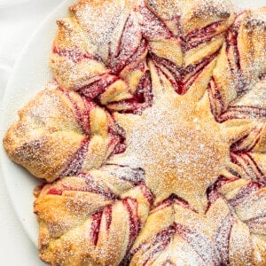 小红莓橙星面包的特写。甜点，烘焙，节日烘焙，星星面包，圣诞甜点，圣诞面包，感恩节面包，感恩节面包，新年前夜甜点，节日食谱，娱乐食谱，我是面包师，iambaker