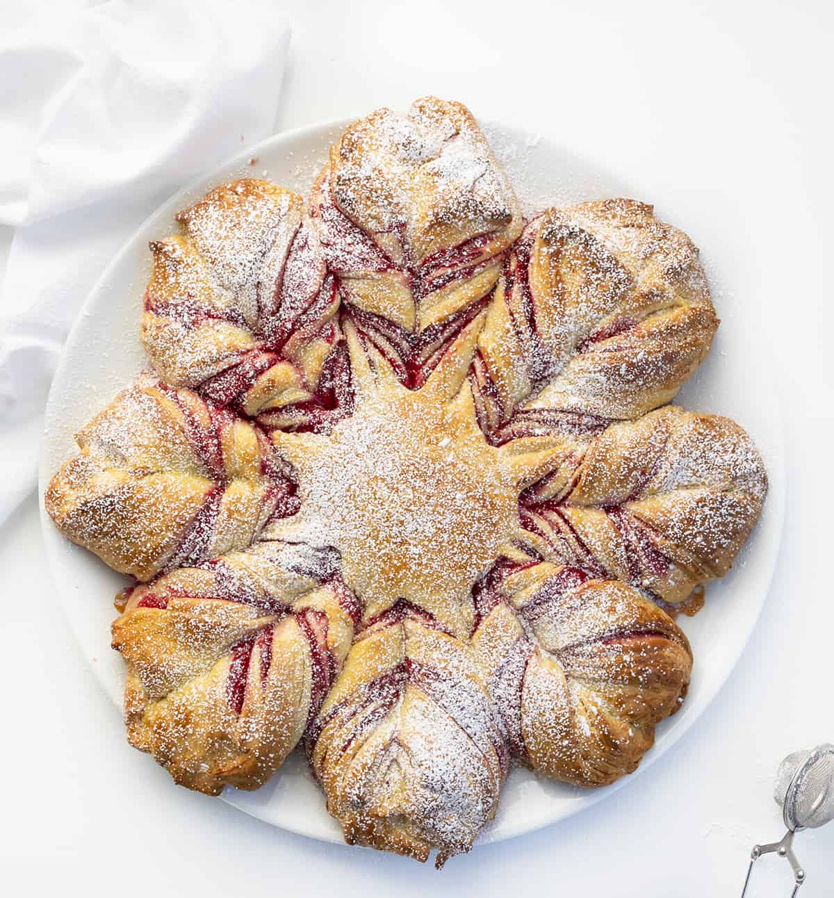 CranberryOrange明星盘片上的白色面包在白色的计数器。甜点,烘焙,假日烘焙,明星面包,圣诞甜点,圣诞面包,面包,感恩节感恩节面包,新年前夕甜点,节日食谱,有趣的配方,我是贝克,iambaker