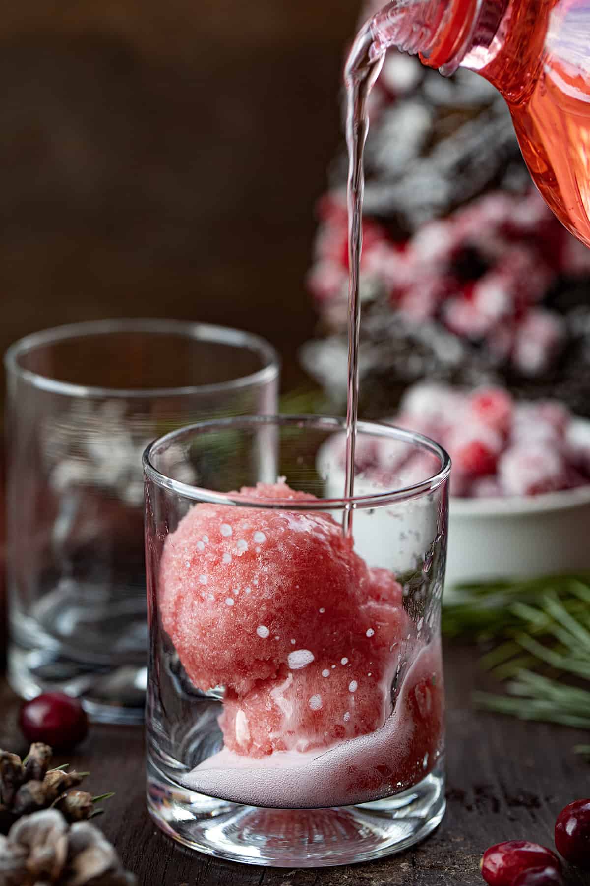 把樱桃汽水倒进圣诞冰沙鸡尾酒里。