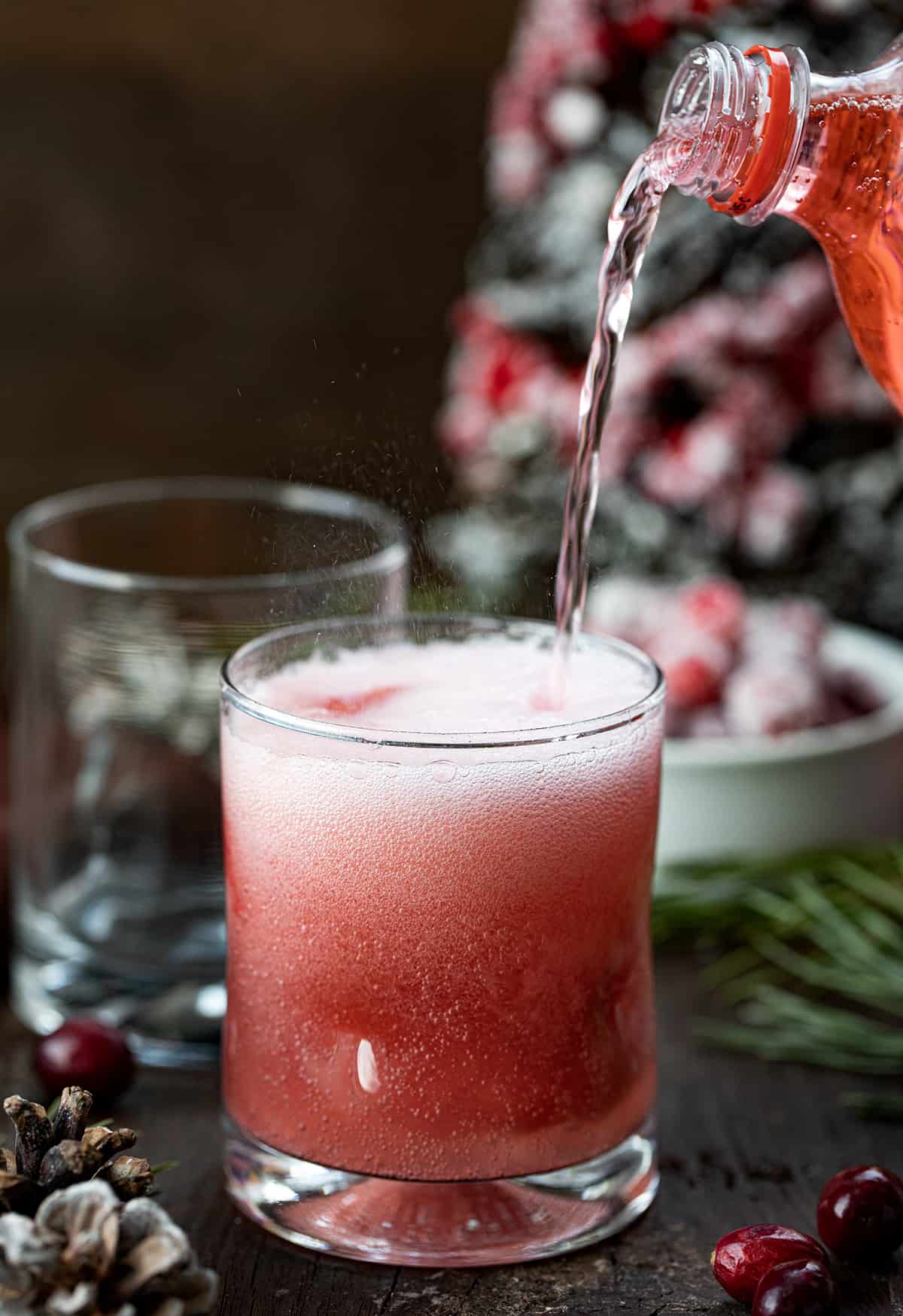 把樱桃汽水倒进圣诞冰沙鸡尾酒里。