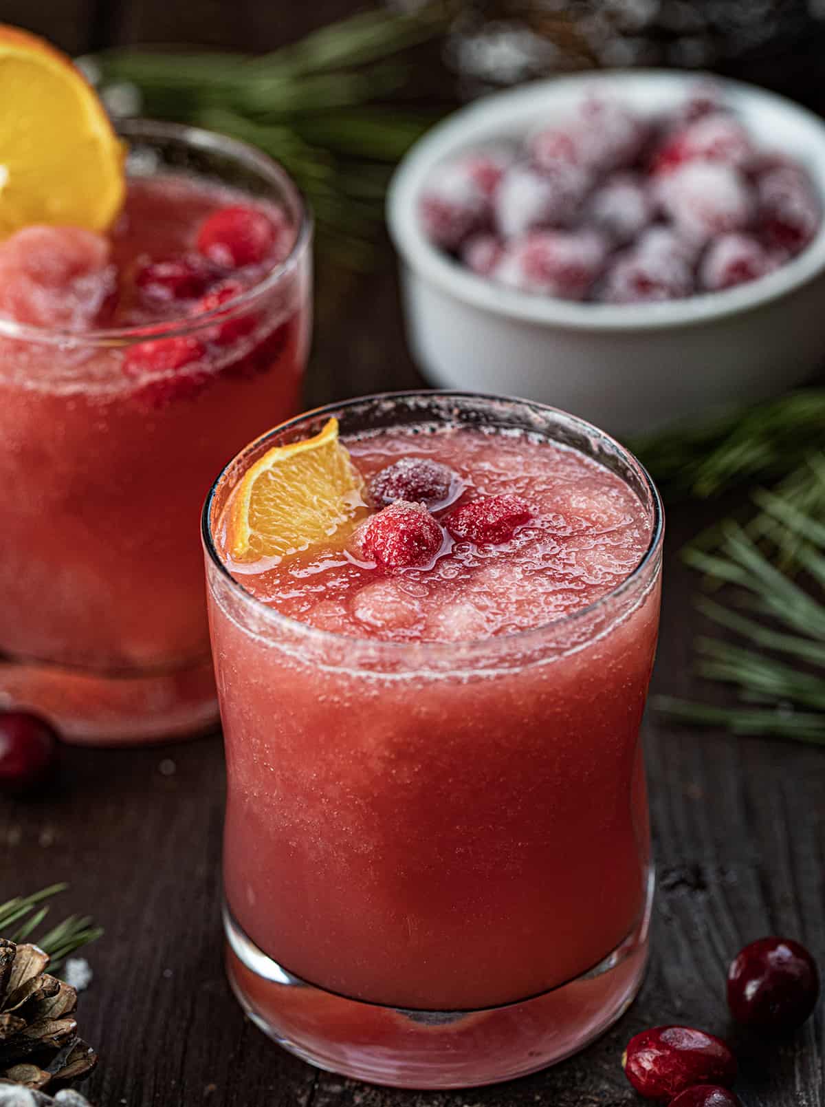 一杯圣诞冰沙配橙汁和加糖的蔓越莓。