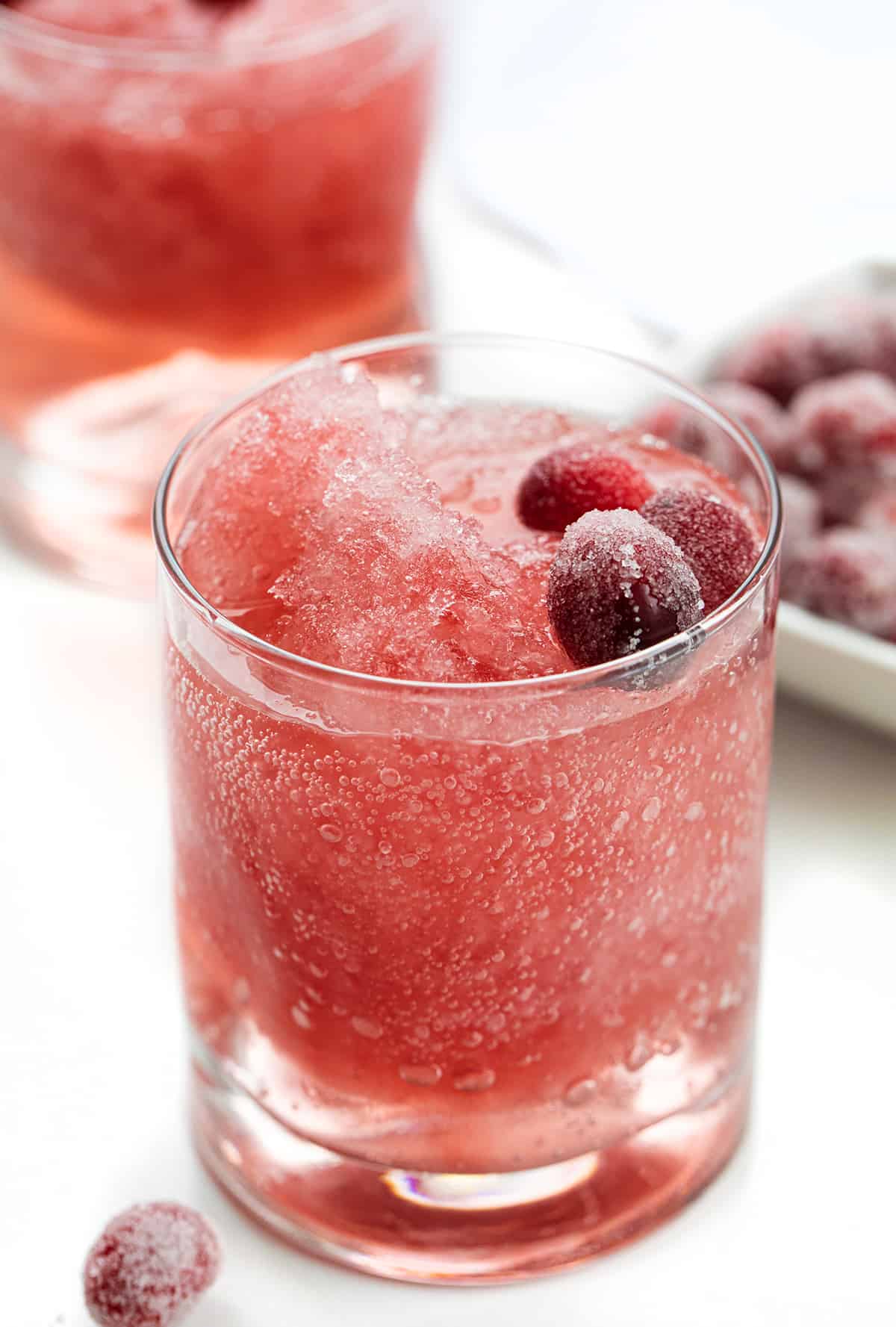 杯蔓越莓泥浆与糖酸果蔓的果实。