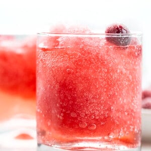 玻璃的蔓越莓泥与糖酸果蔓的果实。