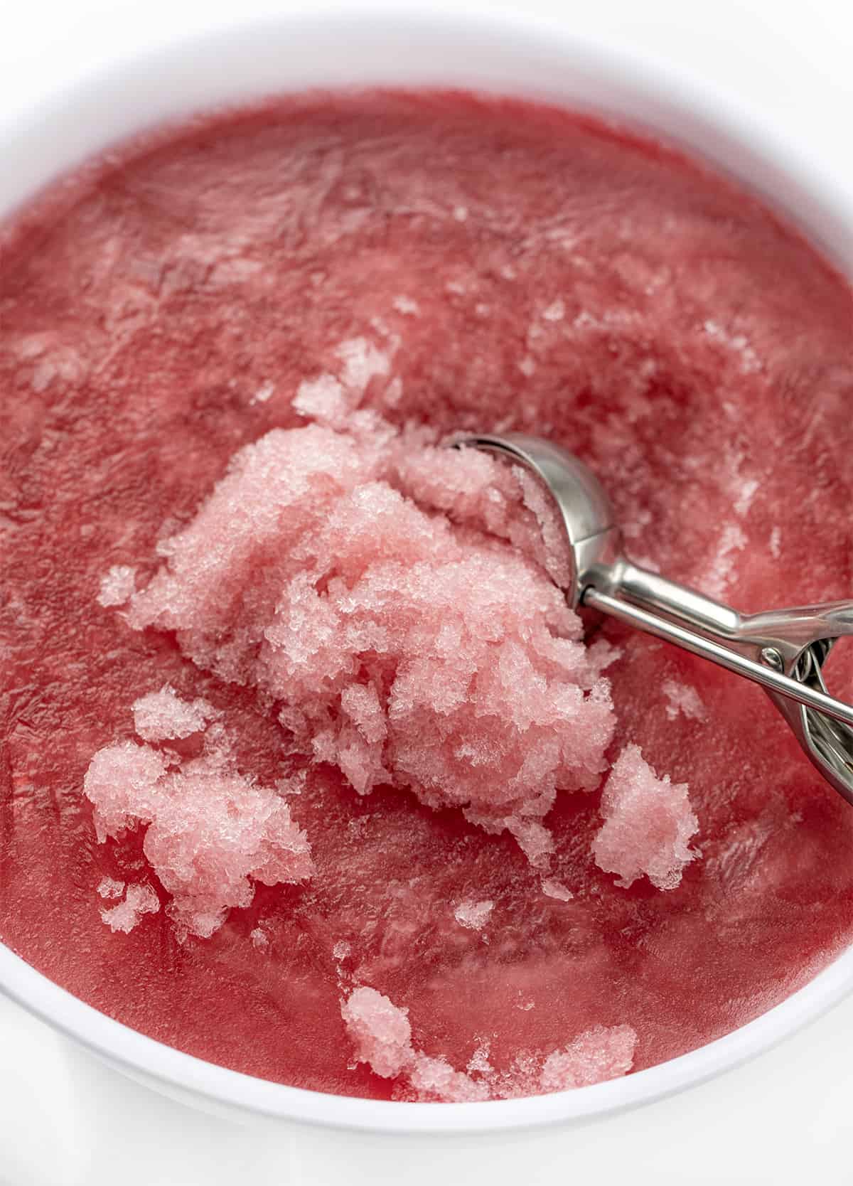 因斯冰淇淋勺铲起泥浆形成蔓越莓泥的容器。