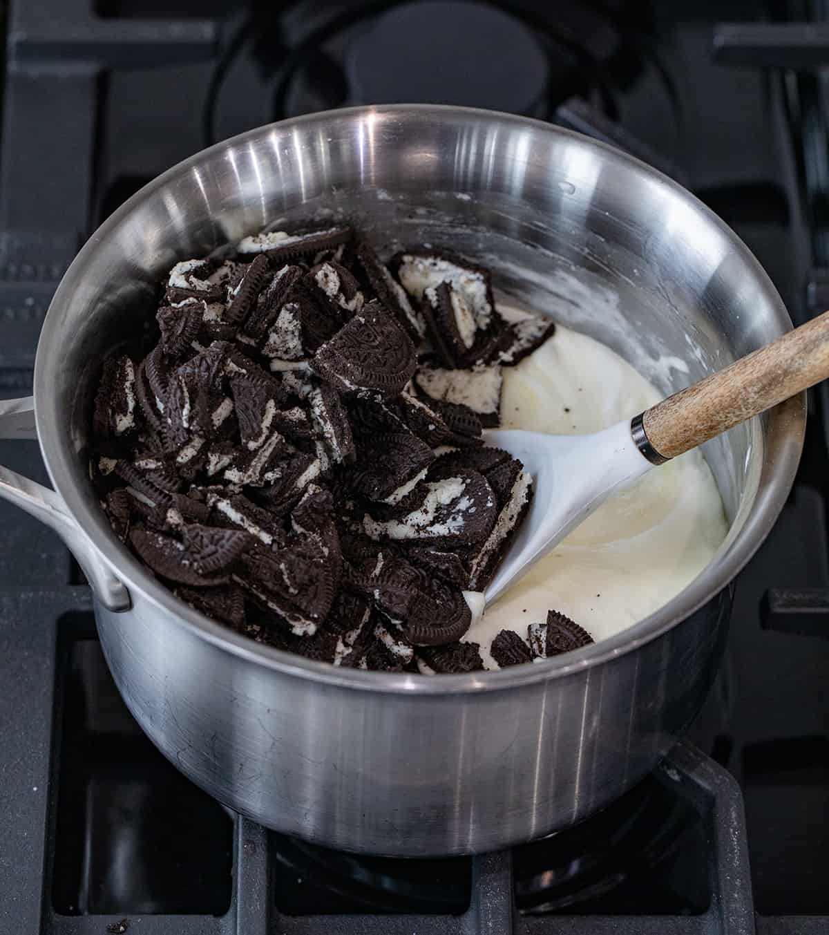 搅拌前在平底锅中制作饼干和奶油软糖的材料。