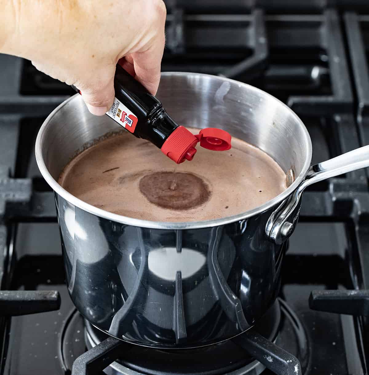 向融化的巧克力中加入薄荷提取物。