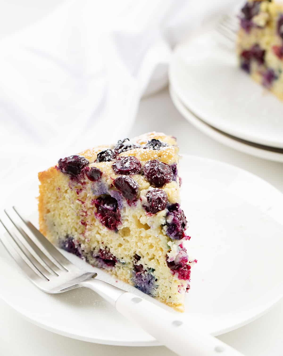 白盘子上的蓝莓早餐蛋糕。