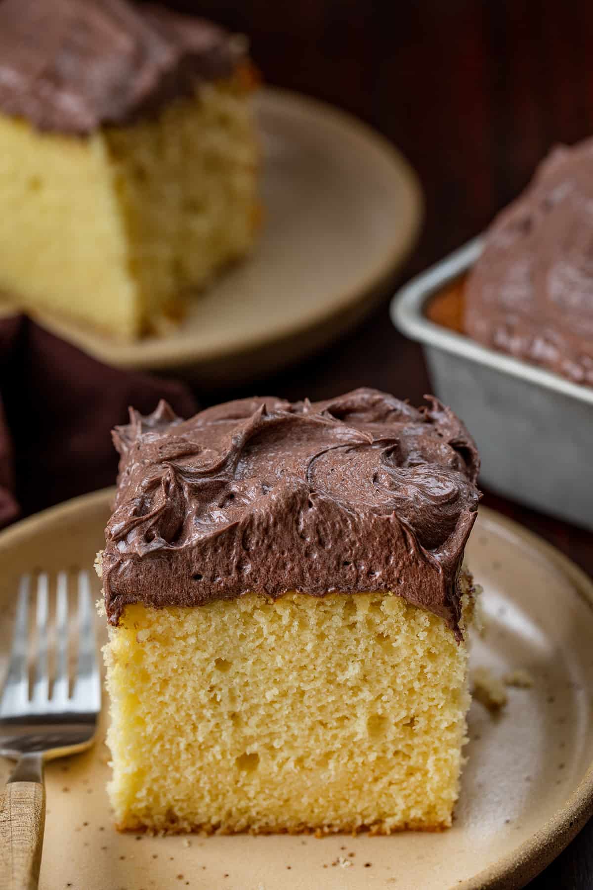 件黄色蛋糕用巧克力貂糖霜。