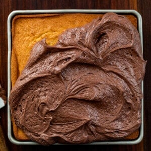部分磨砂黄色蛋糕用巧克力貂糖霜。
