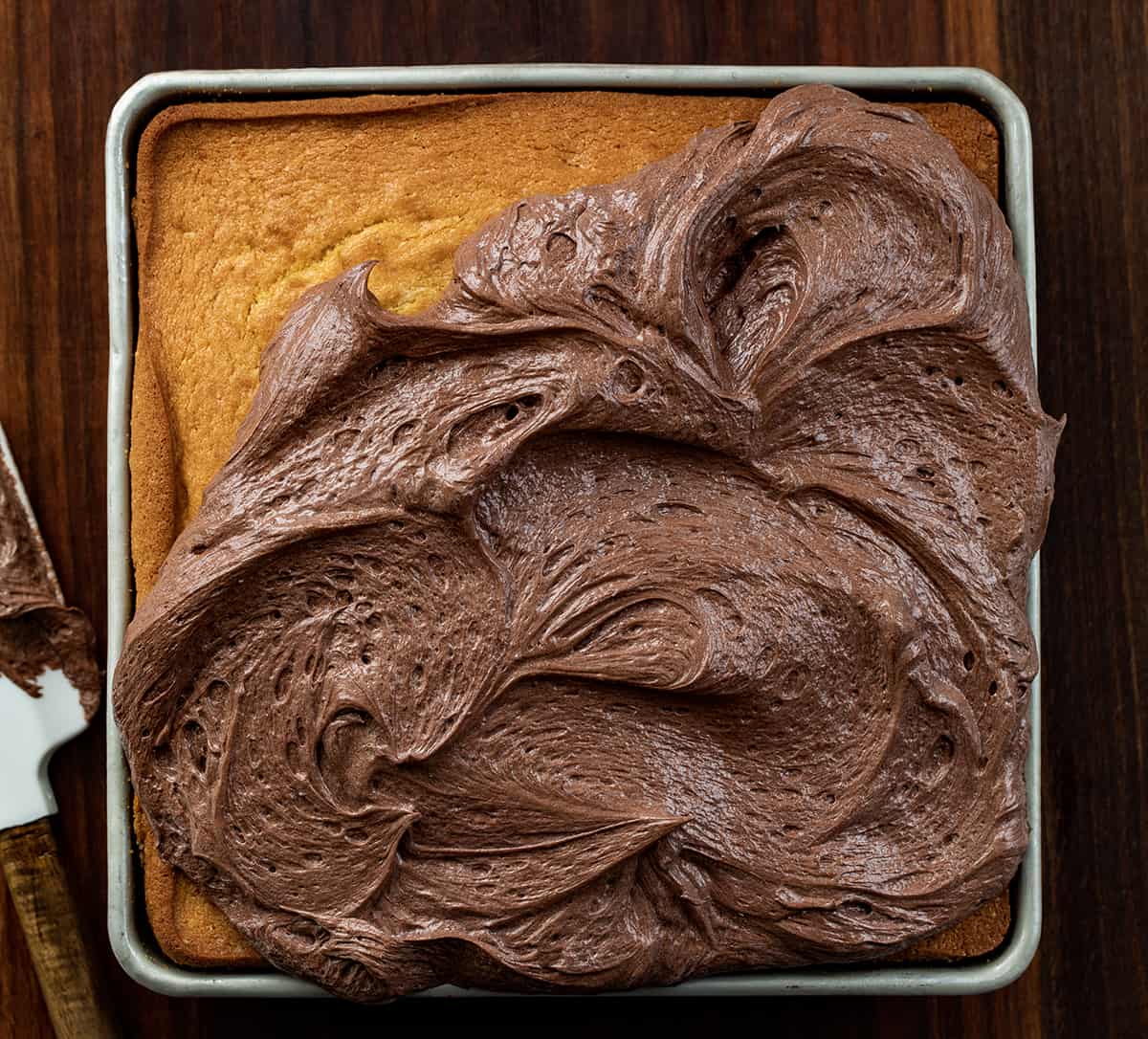 部分磨砂黄色蛋糕用巧克力貂糖霜。