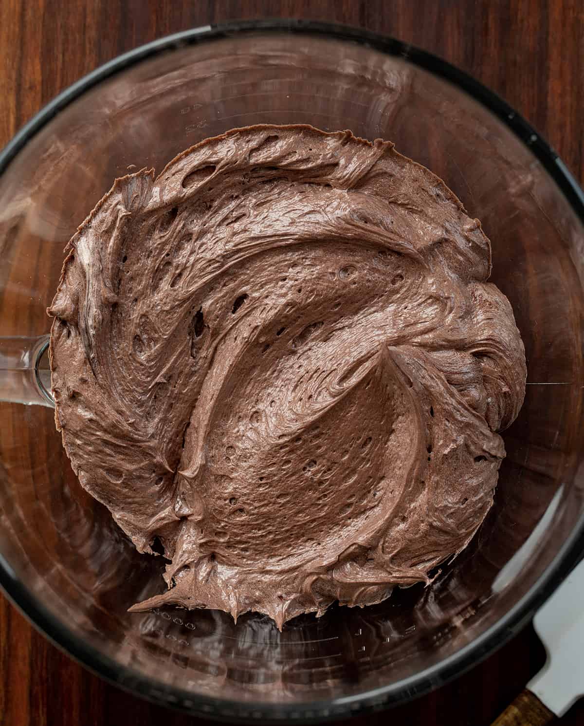 巧克力貂在碗站机结霜。
