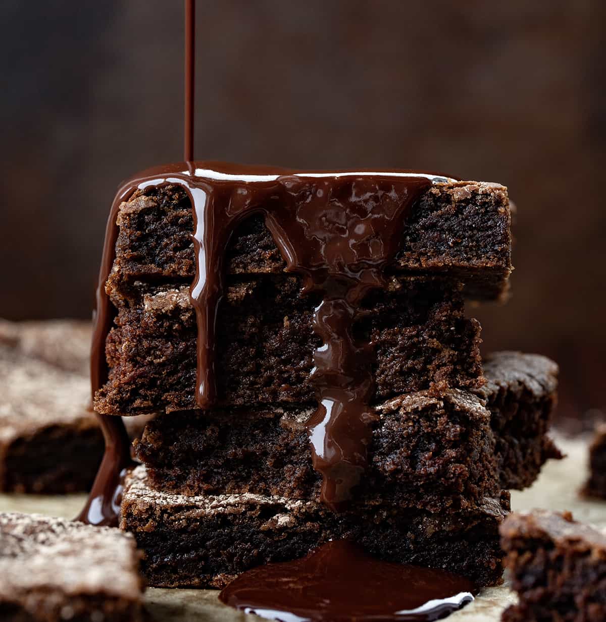 巧克力布朗尼层层叠叠，淋上甘纳许。