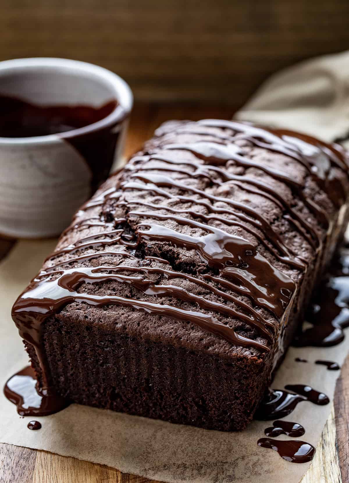 巧克力蛋糕用巧克力面包砧板上往下滴,一把刀。