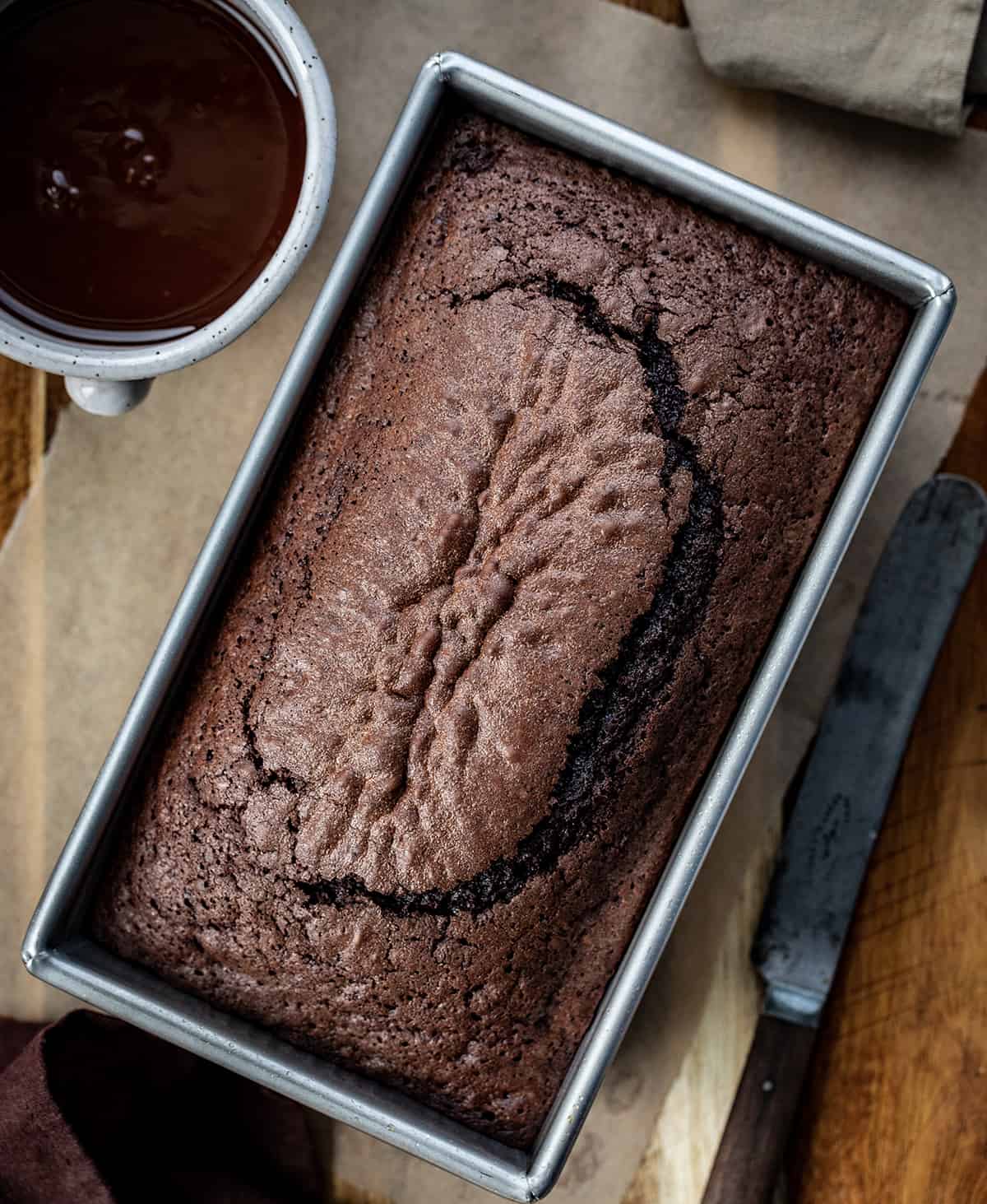 用小刀开销的巧克力蛋糕面包和巧克力上釉。