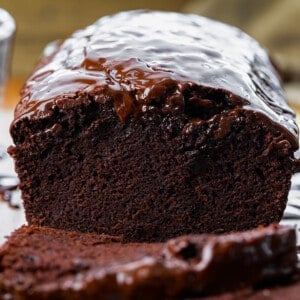 靠近里面的巧克力蛋糕面包坐在砧板。