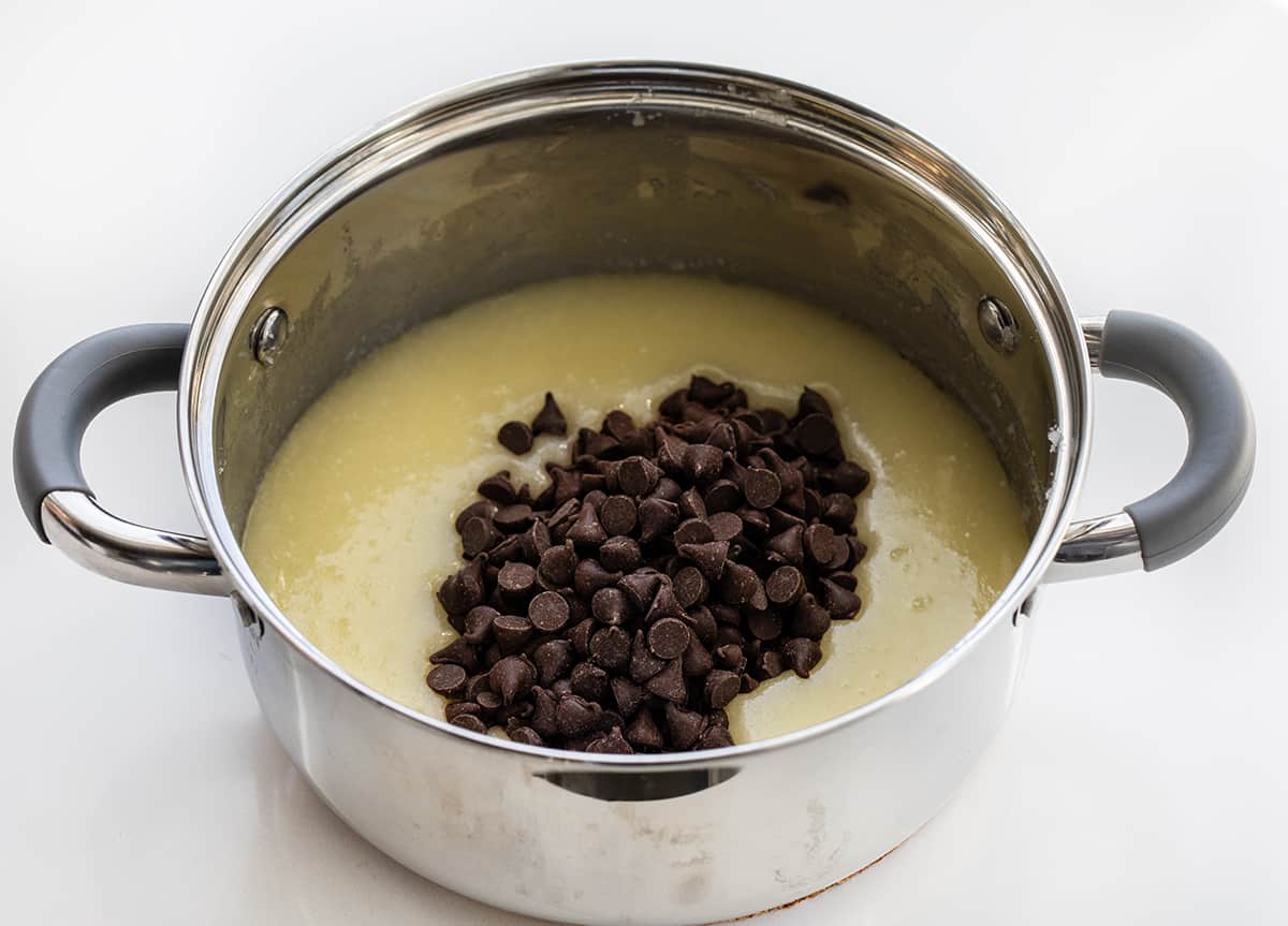 用平底锅融化巧克力，制作双层巧克力布朗尼。