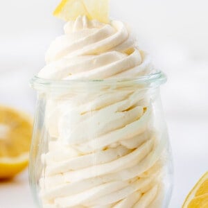 柠檬貂霜用管子放进一个玻璃罐里，周围是柠檬。