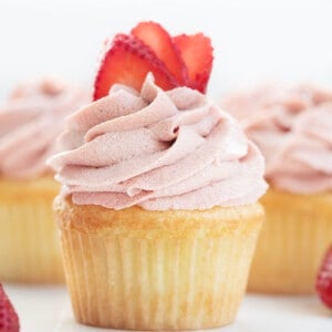草莓貂糖霜管道与草莓蛋糕。