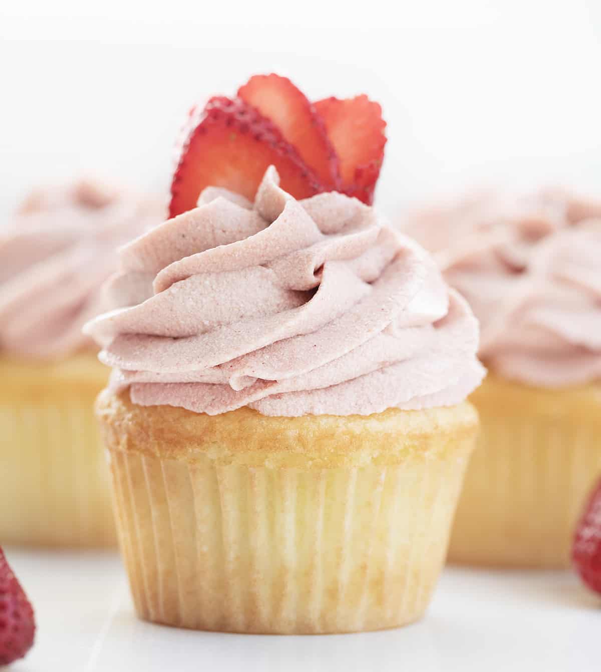 草莓貂糖霜管道与草莓蛋糕。