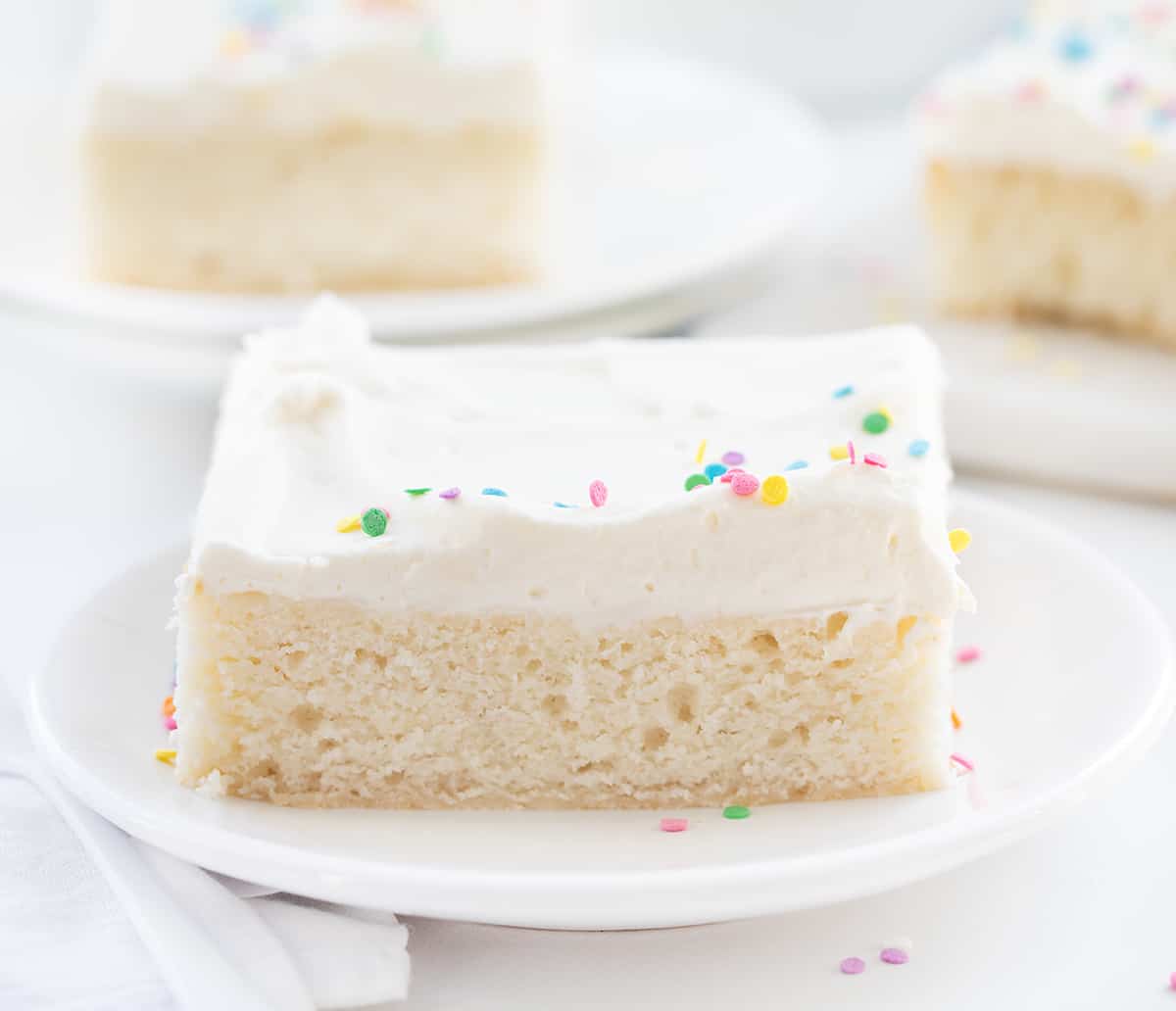 Vanilla-Delight蛋糕或白色蛋糕白色板与更多的背景板。