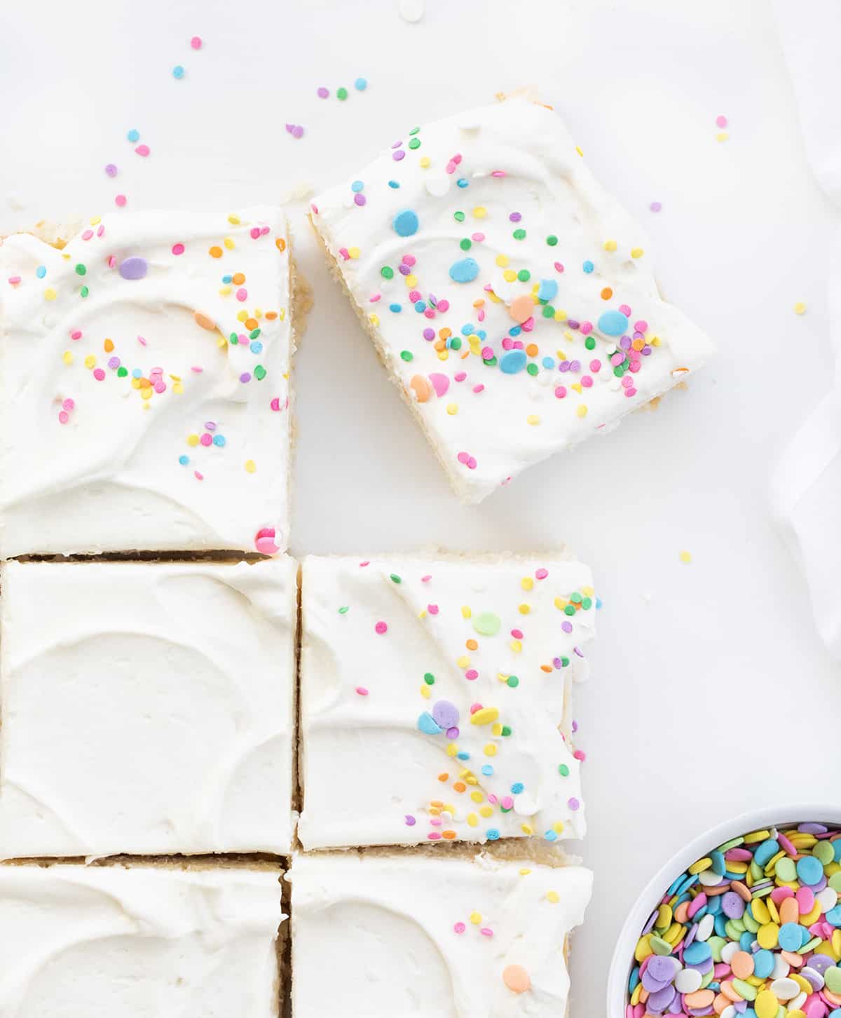 块Vanilla-Delight蛋糕或白色蛋糕与彩色的洒一个计数器。