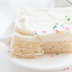 叉吃掉了一大块Vanilla-Delight蛋糕,白色的蛋糕。