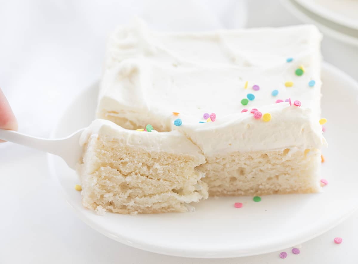 叉吃掉了一大块Vanilla-Delight蛋糕,白色的蛋糕。