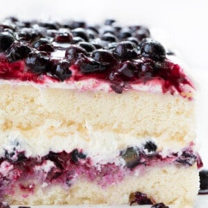 平底锅蓝莓酥饼切蛋糕展示软层。