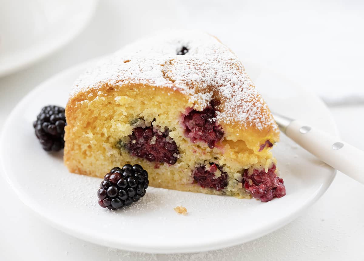 黑莓的早餐蛋糕在白色与叉板。