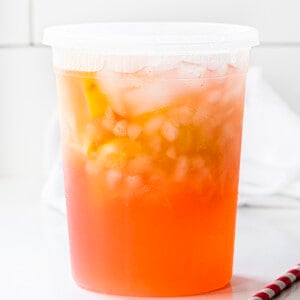 国家公平草莓柠檬水在一个容器在白色的计数器。