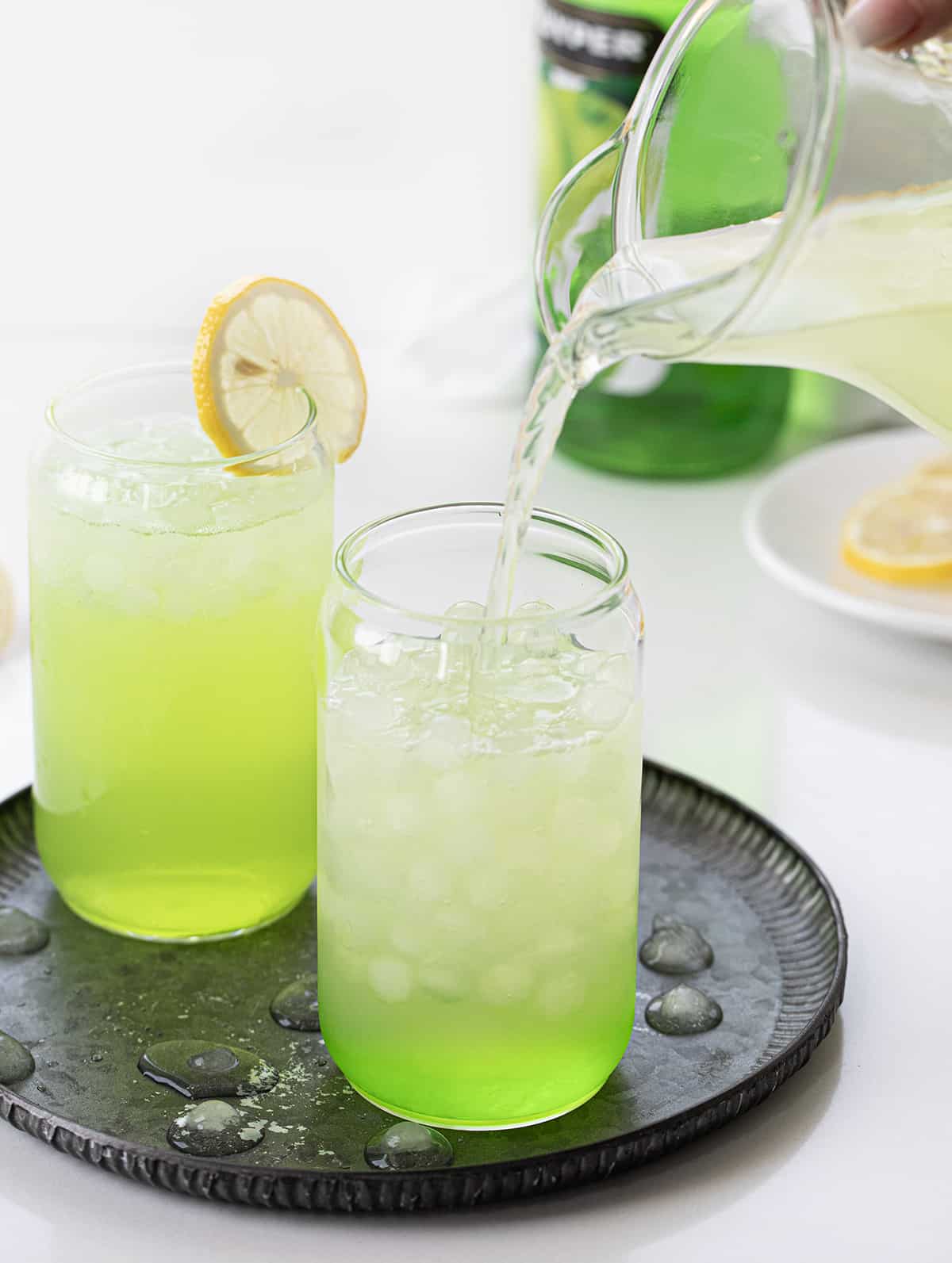 将柠檬汁添加到玻璃绿巨人粉碎鸡尾酒。