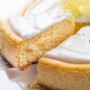 抹刀捡起一片柠檬芝士蛋糕的蛋糕。