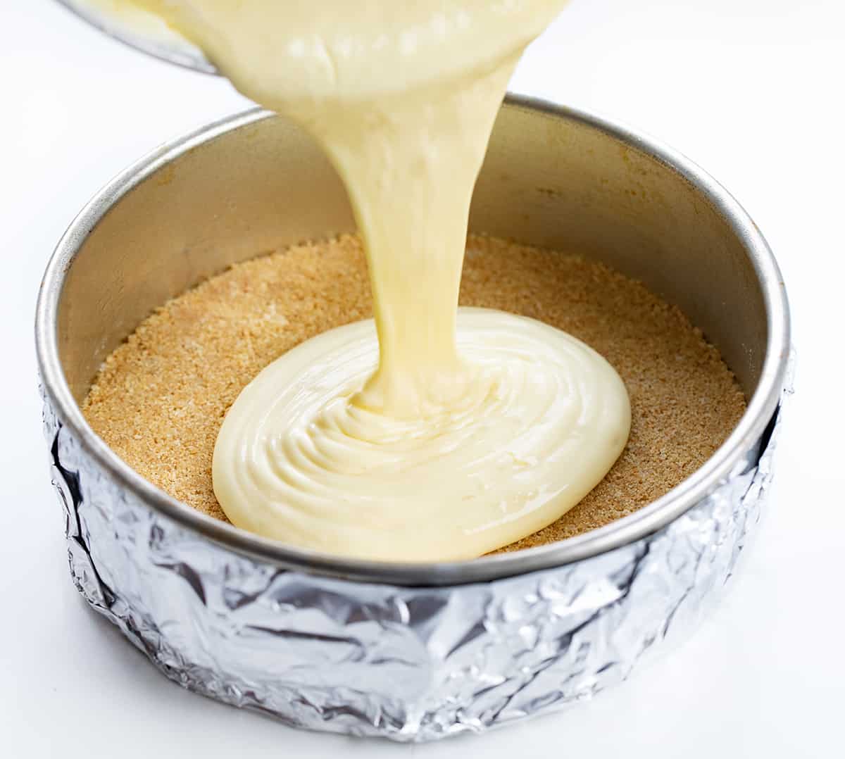 把柠檬芝士蛋糕面糊在锅中加入全麦地壳。