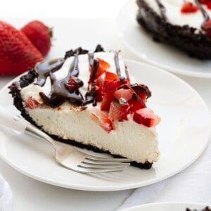 白色的盘子用巧克力草莓棉花糖饼用叉子和草莓。