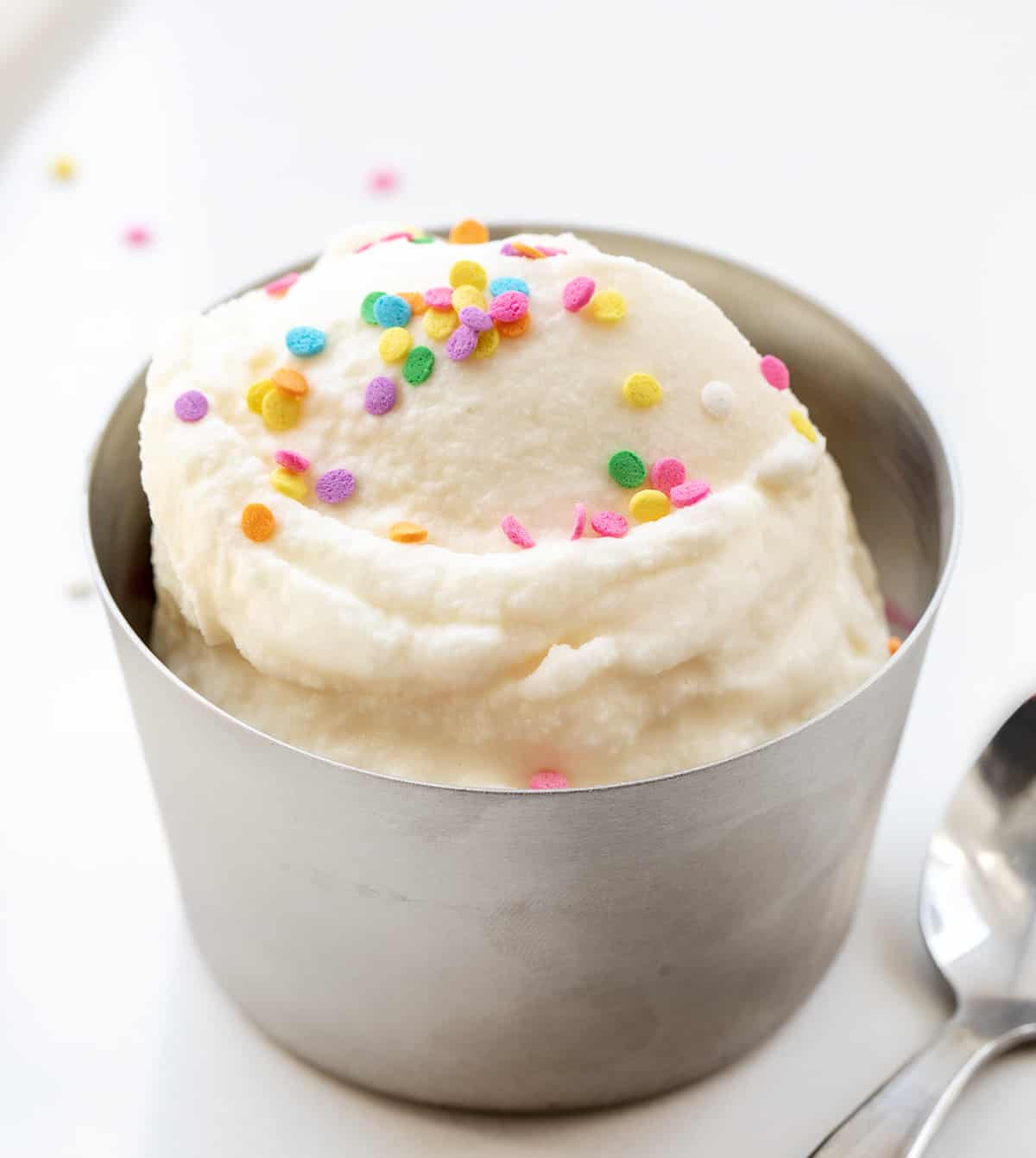 金属碗勺软服务冰淇淋洒和勺子在白色的计数器。