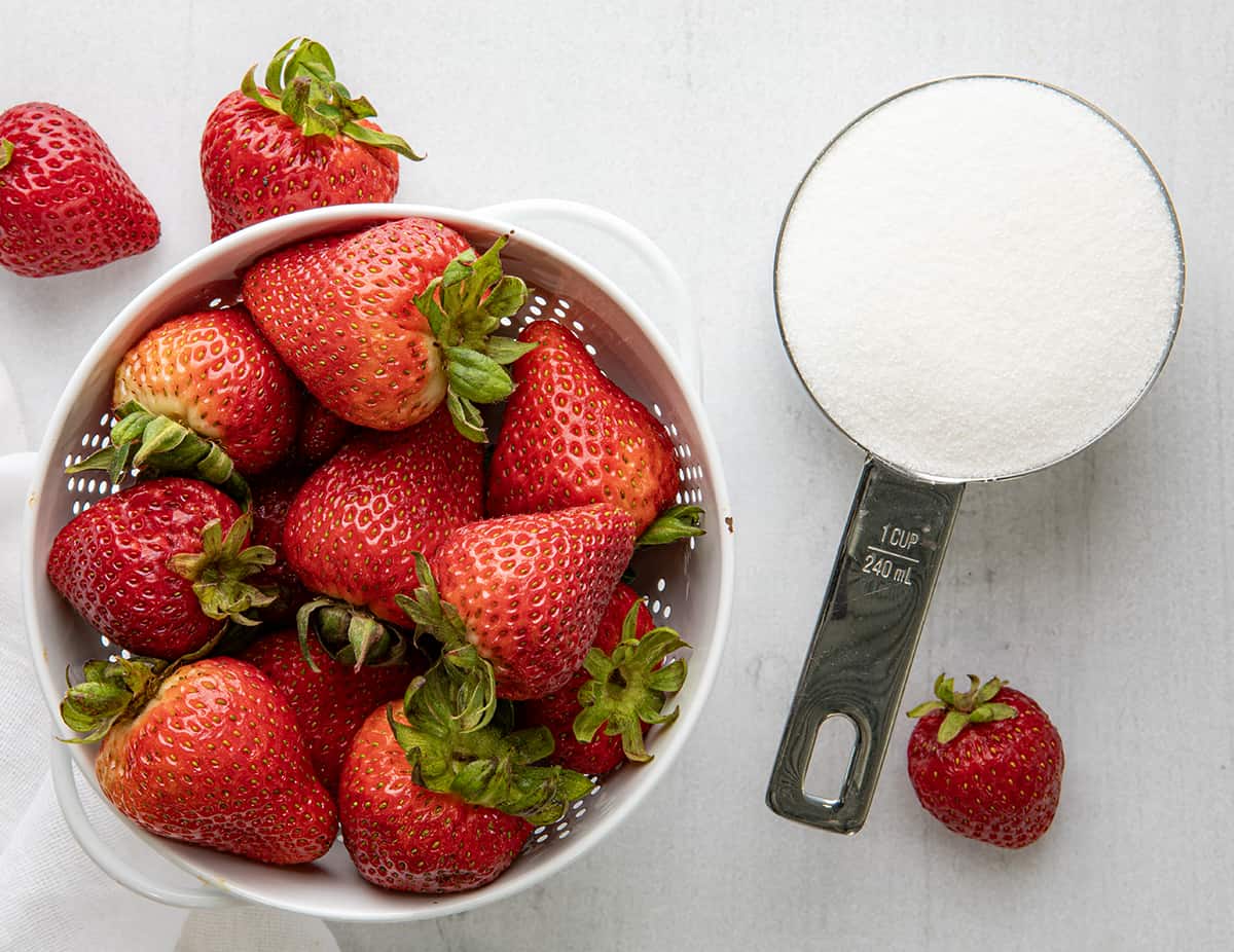 生的草莓和草莓糖之前简单的糖浆。