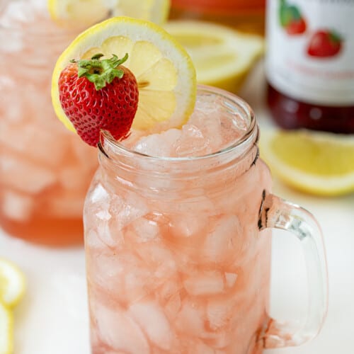 杯威士忌草莓柠檬水白色柜台在后台用草莓糖浆。